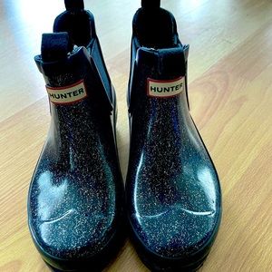 Hunter Chelsea ankle boots in Navy Glitter. Size 13/1. No wear or blemishes.